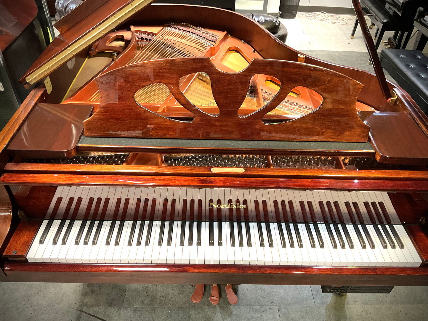 Pre-Owned Grand Nordiska Model 165 (5'4)