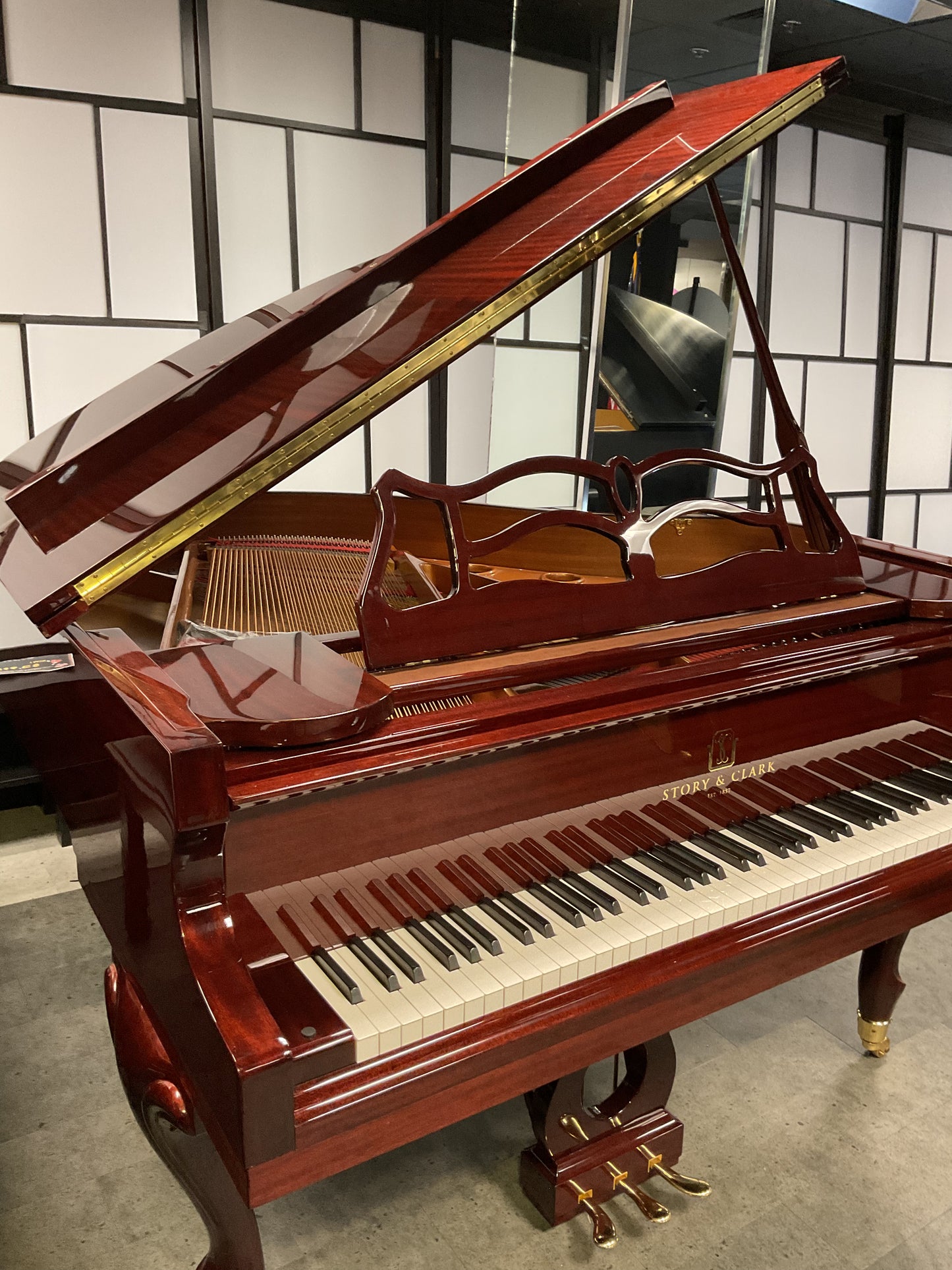 New Story & Clark H-60 Queen Anne