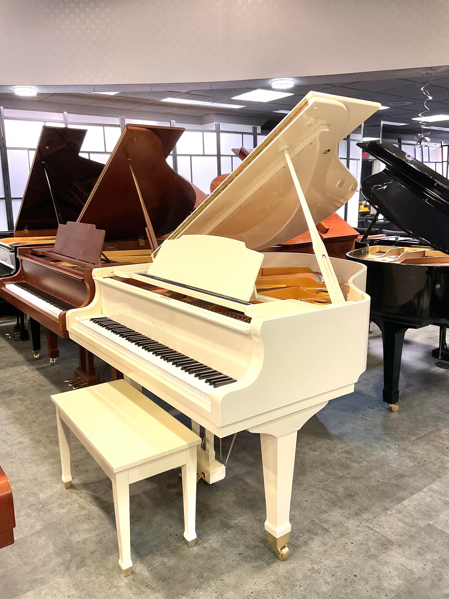 Pre-Owned Grand Wurlitzer White Polish G-452 (5'2)